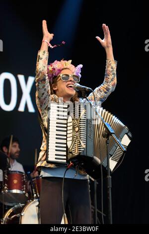 Natalia Tena von Molotov Jukebox beim Womad Festival, Charlton Park, Großbritannien. Juli 24, 2015 Stockfoto