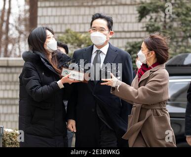 (210118) -- SEOUL, 18. Januar 2021 (Xinhua) -- der stellvertretende Vorsitzende von Samsung Electronics, Lee Jae-yong (C), trifft am Seoul High Court in Seoul, Südkorea, am 18. Januar 2021 ein. Der Oberste Gerichtshof in Seoul verurteilte Lee, einen Erben, der offensichtlich von Südkoreas größtem Familienkonzern Samsung Group zeugen wird, wegen Korruptionsvorwürfen, einschließlich Bestechung, zu zweieinhalb Jahren Gefängnis. (Foto von Lee Sang-ho/Xinhua) Stockfoto