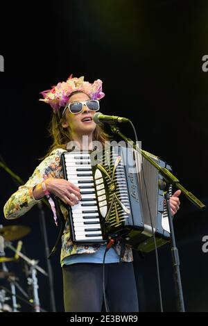 Natalia Tena von Molotov Jukebox beim Womad Festival, Charlton Park, Großbritannien. Juli 24, 2015 Stockfoto