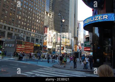 Time Square New York USA Neonlichter Straßenpfad Menschen hohe Gebäude Lampen Lampen Lampen Lampen Lampen Stangen Laden Läufer Spaziergänger Neonlichter Stockfoto