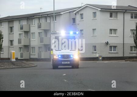 Scottish Ambulance Service, an der blauen Ampel, negoiates a roundabout in Ayr, Ayrshire, Scotland, UK Stockfoto