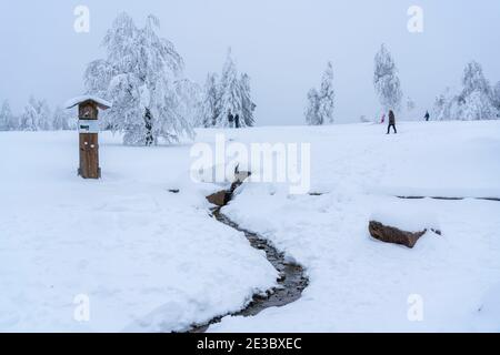 Winter im Sauerland Bezirk, am Kahler Asten Berg, Quelle der Lenne, bei Winterberg, wenige Touristen, Besucher, während der Corona Absperrung in Stockfoto