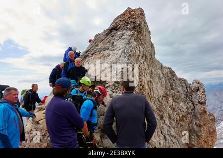 Garmisch-Partenkirchen, Gemany, 5. August 2019: Schlange von Menschen auf dem Weg zum Gipfel der Zugspitze Stockfoto