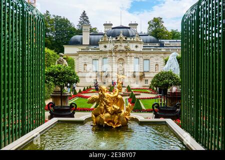 Garmisch-Partenkirchen, Gemany, 7. August 2019: Seitenansicht auf Schloss Linderhof in Bayern von König Ludwig II., dem sogenannten Märchenkönig der Germer Stockfoto