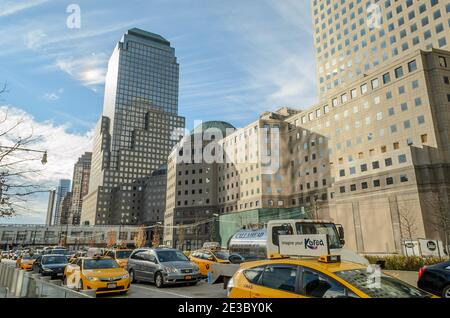 Belebte Straße im Finanzviertel. Stau in Lower Manhattan. Viele gelbe Taxis und andere Fahrzeuge. New York City, NY, USA Stockfoto