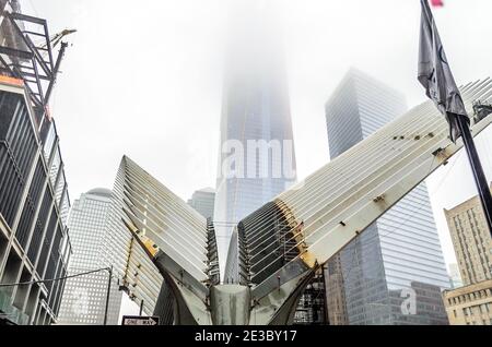 New York City, NY, USA - 24. Dezember 2014: Low Angle View of Towers in Manhattan Financial District. Winterlandschaft mit Nebel Stockfoto