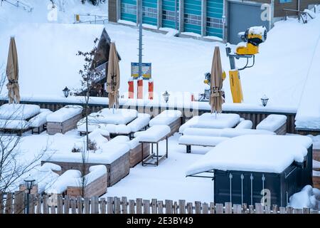 Geschlossenes Skigebiet am Poppenberg, Schanze, leer, Restaurantterrasse, verlassen, Absperrung, während der Corona-Krise, im Sauerland, touristisch heiß Stockfoto