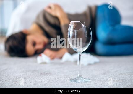 Junge Frau fühlt sich deprimiert und trinkt Alkohol Stockfoto