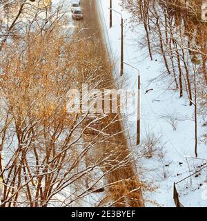 Winter schneebedeckte Stadtstraße an einem frostigen Tag. Stadtbild Stockfoto