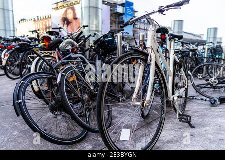 Fahrräder auf Norreport Zug und U-Bahn-Station geparkt. Primäre und sehr beliebte Form des städtischen Verkehrs in Dänemark. Stockfoto