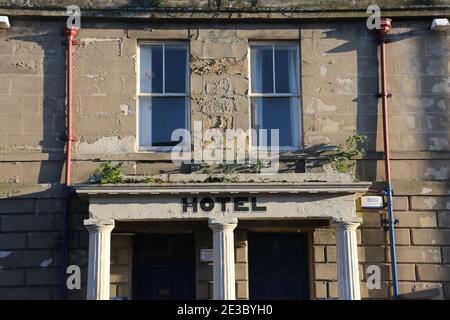 Barns Street, Ayr, Ayrshire, Schottland, Großbritannien. Das Hotel sieht sehr alt und heruntergekommen aus und die Steinarbeiten blätterten ab Stockfoto