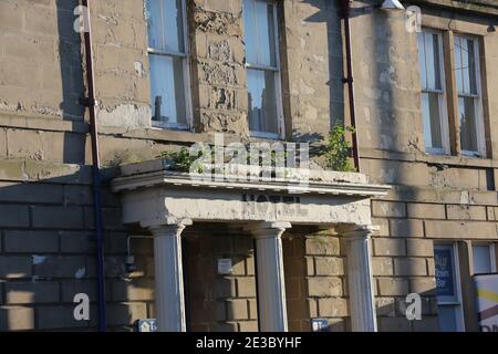 Barns Street, Ayr, Ayrshire, Schottland, Großbritannien. Das Hotel sieht sehr alt und heruntergekommen aus und die Steinarbeiten blätterten ab Stockfoto