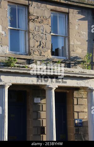 Barns Street, Ayr, Ayrshire, Schottland, Großbritannien. Das Hotel sieht sehr alt und heruntergekommen aus und die Steinarbeiten blätterten ab Stockfoto