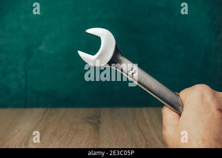 Viele Schraubenschlüssel. Industrieller Hintergrund. Schraubenschlüssel. Werkzeugsatz für Schraubenschlüssel. Satz von Schraubenschlüsseln in verschiedenen Größen. Stockfoto