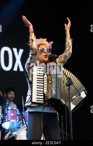 Natalia Tena von Molotov Jukebox beim Womad Festival, Charlton Park, Großbritannien. Juli 24, 2015 Stockfoto