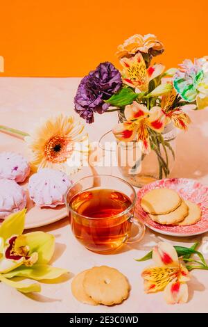 Stillleben mit Tee und Blumen. Postkarte für den Frauentag Stockfoto