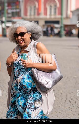 Prag, Tschechische Republik. 09-23-2019. Porträt einer 60-jährigen Frau, die an einem sonnigen Tag im Stadtzentrum von Prag spazieren und genießen kann. P Stockfoto