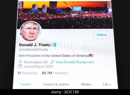 Sankt Petersburg, Russland - 7. Januar 2021: twitter von Donald Trump auf dem Smartphone. Stockfoto