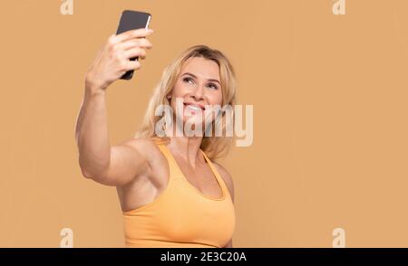 Workout Streaming Video oder Selfie von Trainer Blogger Schuss, freien Platz Stockfoto