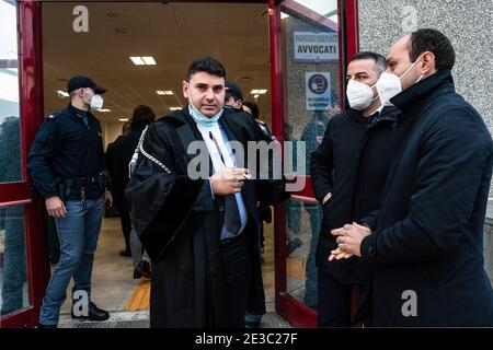 Lamezia Terme, Italien. Januar 2021. Die Anwälte sahen sich vor dem Bunkerraum entspannen. „Rinascita Scott“, einer der größten Mafiaverfahren Italiens, startete am 13. Januar im Bunkerraum in Lamezia Terme, angeführt von der Anti-Mafia-Staatsanwältin Nicola Gratteri. Mehr als 350 mutmaßliche Mitglieder der Mafia und fast 400 Anwälte werden an einem Prozess teilnehmen, der gegen das organisierte Verbrechen vorgeht (‘ndrangheta). Kredit: SOPA Images Limited/Alamy Live Nachrichten Stockfoto