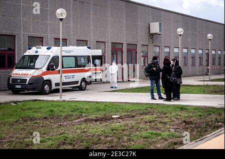 Lamezia Terme, Italien. Januar 2021. Ein Krankenwagen vor dem Bunkerraum. „Rinascita Scott“, einer der größten Mafiabriebe Italiens, startete am 13. Januar im Bunkerraum in Lamezia Terme, angeführt von der Anti-Mafia-Staatsanwaltschaft Nicola Gratteri. Mehr als 350 mutmaßliche Mitglieder der Mafia und fast 400 Anwälte werden an einem Prozess teilnehmen, der gegen das organisierte Verbrechen vorgeht (‘ndrangheta). Kredit: SOPA Images Limited/Alamy Live Nachrichten Stockfoto