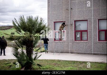 Lamezia Terme, Italien. Januar 2021. Ein Militär kontrolliert das Gebiet vor dem Prozess. „Rinascita Scott“, einer der größten Mafiabriebe Italiens, startete am 13. Januar im Bunkerraum in Lamezia Terme, angeführt von der Anti-Mafia-Staatsanwaltschaft Nicola Gratteri. Mehr als 350 mutmaßliche Mitglieder der Mafia und fast 400 Anwälte werden an einem Prozess teilnehmen, der gegen das organisierte Verbrechen vorgeht (‘ndrangheta). Kredit: SOPA Images Limited/Alamy Live Nachrichten Stockfoto