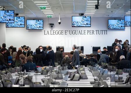 Lamezia Terme, Italien. Januar 2021. Die Menschen sahen die Vorbereitung des Prozesses in der Bunkerhalle von Lamezia Terme. „Rinascita Scott“, einer der größten Mafiaverfahren Italiens, startete am 13. Januar im Bunkerraum von Lamezia Terme, angeführt von der Anti-Mafia-Staatsanwältin Nicola Gratteri. Mehr als 350 mutmaßliche Mitglieder der Mafia und fast 400 Anwälte werden an einem Prozess teilnehmen, der gegen das organisierte Verbrechen vorgeht (‘ndrangheta). Kredit: SOPA Images Limited/Alamy Live Nachrichten Stockfoto