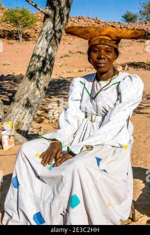 Porträt der Herero Frau in traditioneller Kleidung. Die ganz besondere Kleidung der Frauen Herero ist ein Erbe der deutschen Missionare der viktorianischen t Stockfoto