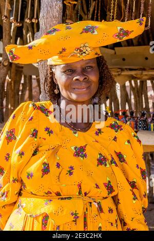 Porträt der Herero Frau in traditioneller Kleidung. Die ganz besondere Kleidung der Frauen Herero ist ein Erbe der deutschen Missionare der viktorianischen t Stockfoto