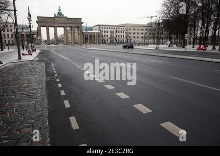 Berlin, Deutschland. Januar 2021. Kaum Verkehr zu Beginn der Woche auf der Straße unter den Linden mit dem Brandenburger Tor. Deutschland wird wahrscheinlich mit einer Verlängerung und Verschärfung der Corona-Lockdown konfrontiert. Quelle: Wolfgang Kumm/dpa/Alamy Live News Stockfoto