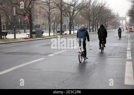 Berlin, Deutschland. Januar 2021. Kaum Verkehr zu Beginn der Woche auf der Straße unter den Linden mit dem Brandenburger Tor. Deutschland wird wahrscheinlich mit einer Verlängerung und Verschärfung der Corona-Lockdown konfrontiert. Quelle: Wolfgang Kumm/dpa/Alamy Live News Stockfoto