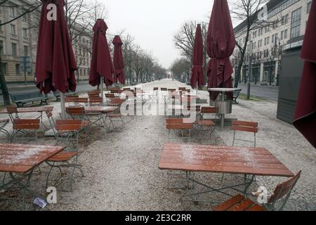 Berlin, Deutschland. Januar 2021. Fast menschenleer zu Beginn der Woche ist die Straße unter den Linden mit dem Brandenburger Tor. Deutschland wird wahrscheinlich mit einer Ausweitung und Intensivierung der Corona-Sperre konfrontiert. Quelle: Wolfgang Kumm/dpa/Alamy Live News Stockfoto