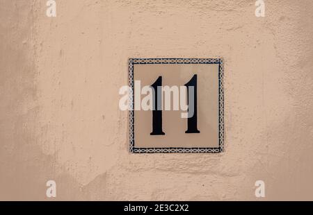 Dekorative keramische Hausnummer 11 Fliese an der Wand, charakteristisches dekoratives Element, Zahl Stockfoto