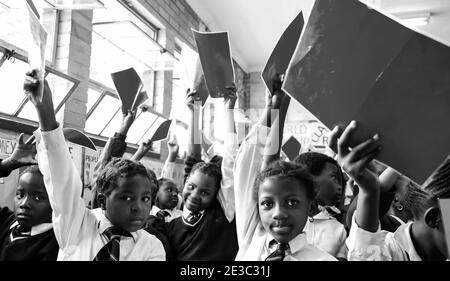 JOHANNESBURG, SÜDAFRIKA - 05. Jan 2021: Soweto, Südafrika - 26 2011. Oktober: Afrikanische Kinder im Primary School Classroom Stockfoto