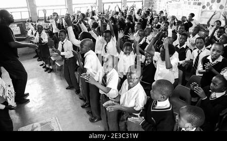 JOHANNESBURG, SÜDAFRIKA - 05. Jan 2021: Soweto, Südafrika - 26 2011. Oktober: Junge afrikanische Kinder und Lehrer im Primary School Classroom Stockfoto