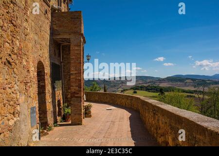 Ein Gebäude auf der historischen Stadtmauer des Dorfes Pienza in der Provinz Siena, Toskana, Italien Stockfoto