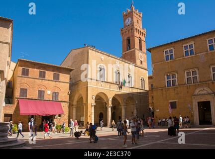 Pienza, Italien - 6. September 2020.Touristen auf der Piazza Pio II, Pienza, Provinz Siena, Toskana während der Coronavirus-Pandemie Covid-19 Stockfoto