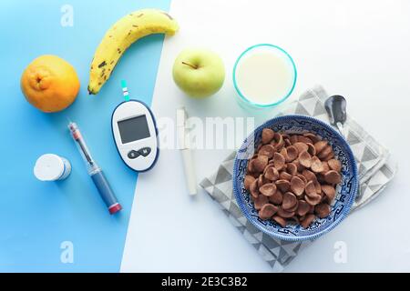 Diabetische Messwerkzeuge , Insulin Stift, Obst und Cornflakes auf dem Tisch Stockfoto
