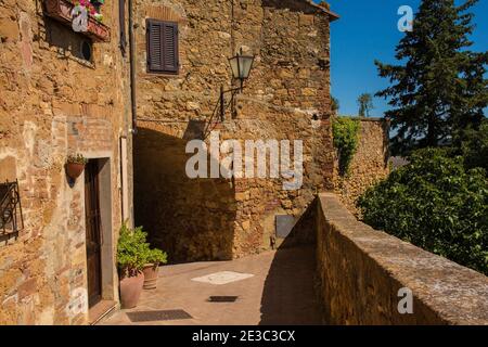 Historische Steingebäude an den alten Mauern von Pienza in der Provinz Siena, Toskana, Italien Stockfoto