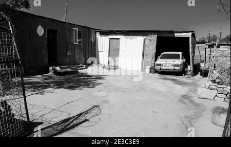 JOHANNESBURG, SÜDAFRIKA - Jan 05, 2021: Johannesburg, Südafrika, September 11, 2011, Blick auf Low-Income-Häuser in einem Vorort Soweto Nachbarschaft Stockfoto