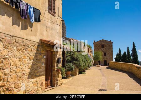 Historische Steingebäude an den alten Mauern von Pienza in der Provinz Siena, Toskana, Italien Stockfoto