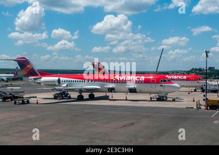 Ein McDonnell Douglas DC-9-83 (MD-83) von Avianca und Flaggenträger von Columbia am Brasilia International Airport in Brasilia, Hauptstadt von Brasilien. Stockfoto