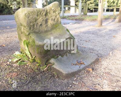 Alter Reitblock oder Montageschritte auf dem Rücken Queens Road in Cambridge, England, mit heruntergekommenen Treppen Durch jahrhundertelange Nutzung Stockfoto