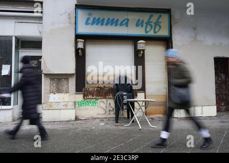 Berlin, Deutschland. Januar 2021. Passanten laufen am geschlossenen Pub 'imma uff' vorbei. Trotz des Namens musste dieser Pub auch während der Corona-Pandemie schließen. Quelle: Jörg Carstensen/dpa/Alamy Live News Stockfoto