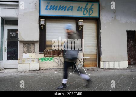 Berlin, Deutschland. Januar 2021. EIM Mensch geht an der geschlossenen Kneipe 'imma uff' vorbei. Trotz des Namens musste dieser Pub auch während der Corona-Pandemie schließen. Quelle: Jörg Carstensen/dpa/Alamy Live News Stockfoto