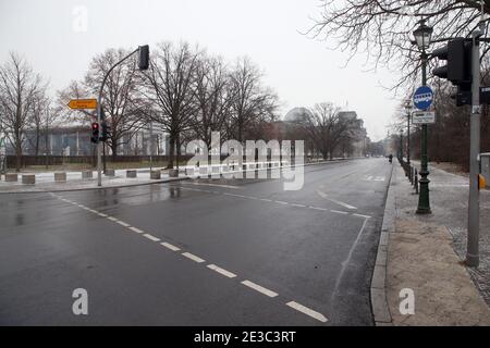 Berlin, Deutschland. Januar 2021. Die Straße am Reichstag im Bezirk Mitte ist fast menschenleer. Deutschland wird wahrscheinlich mit einer Verlängerung und Verschärfung der Corona Lockdown konfrontiert. Quelle: Wolfgang Kumm/dpa/Alamy Live News Stockfoto