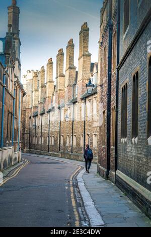 Einköpfige Person, die die Trinity Lane entlang geht, mit dem Trinity College auf der linken Seite, Gonville und Caius College auf der rechten Seite University of Cambridge England Stockfoto