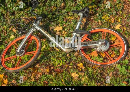 Orange Mobike smart Fahrrad mieten auf dem Boden Stockfoto