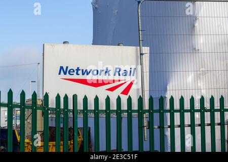 OAKHAM, RUTLAND, ENGLAND – Dezember 31 2020: Network Rail Logo vor dem Bahnhof von Oakham Stockfoto