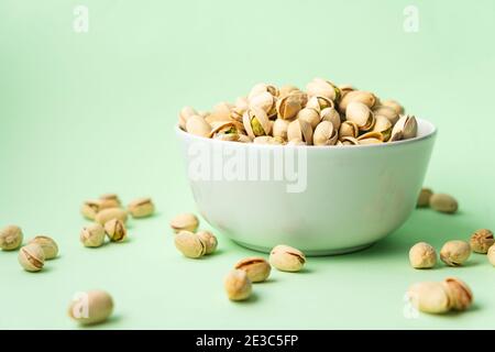 Geröstete Pistazien in einer Schüssel. Nüsse veganes Protein Stockfoto